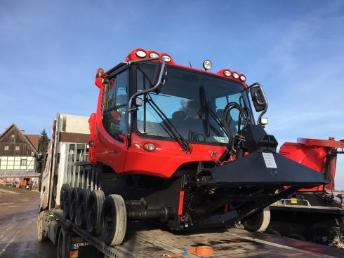 PistenBully 400 przyszykowana do rozładunku.