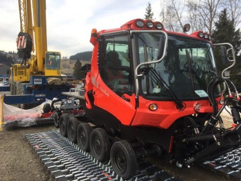 Maszyna PistenBully 400 Park przyszykowana do montażu