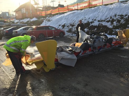 Naszi mechanicy Jiří Krsek i Jan Buryška podczas rozpakowywania Freza.