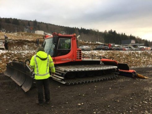 Starsza PistenBully 300 z gąsienicami, pługiem i Multiflex Frezą